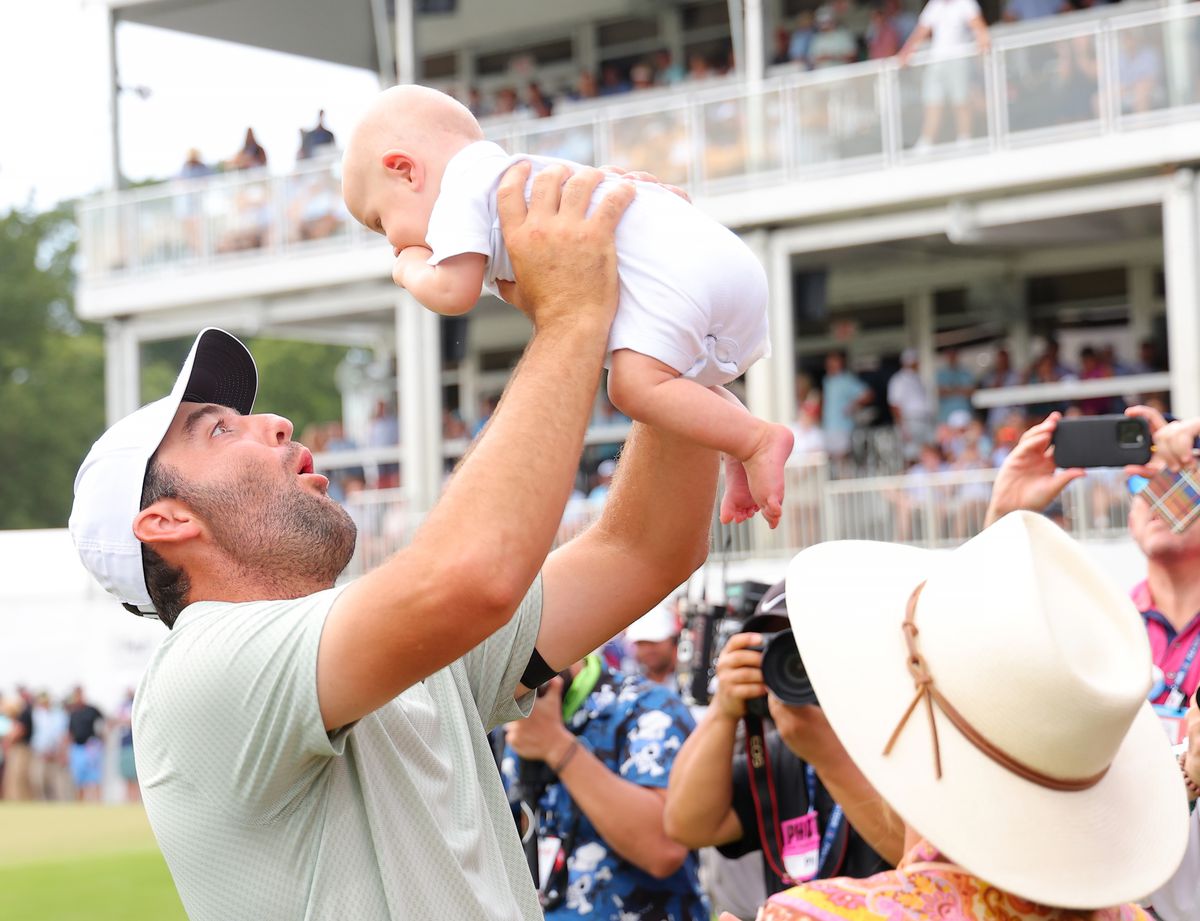 Scottie Scheffler célèbre sa victoire