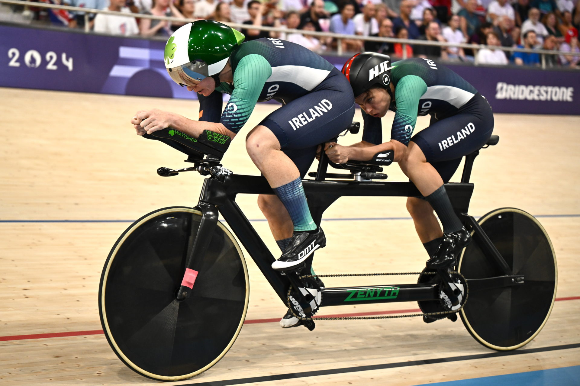 Katie George Dunlevy et Eve McCrystal en compétition lors des finales du 3000m individuel féminin aux Paralympiques.