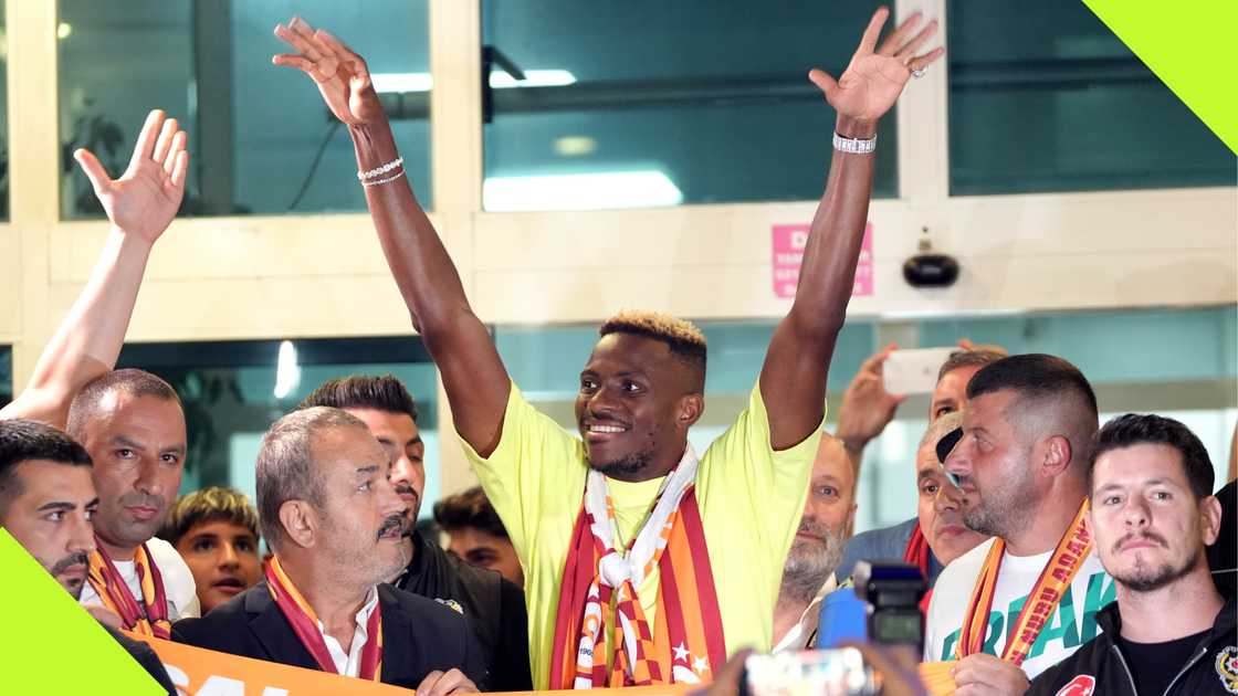 actualités Victor Osimhen accueilli chaleureusement par les fans de Galatasaray à l'aéroport d'Istanbul.