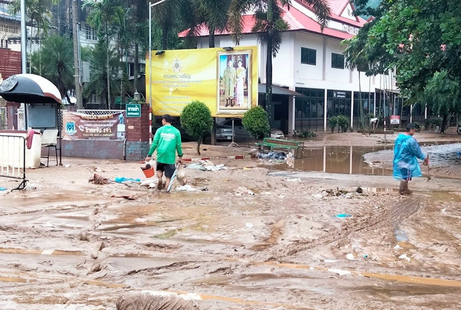 actualité Des résidents locaux nettoient près du point de contrôle frontalier de Mae Sai à Chiang Rai jeudi. (Photo : Hug Mae Sai Facebook)