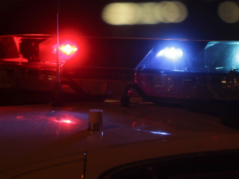 actualité Lumières rouges et bleues de la police sur une voiture de patrouille dans l'obscurité