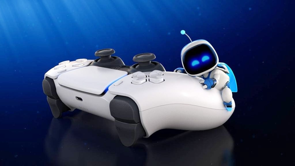 Astro Bot câline un contrôleur PlayStation 5.