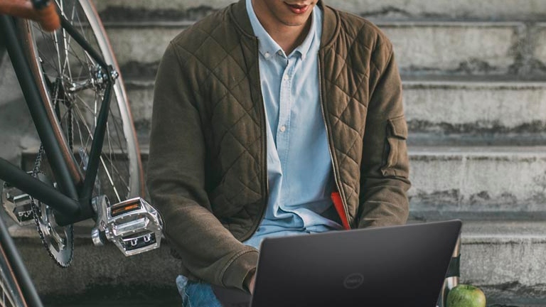 technologie Personne utilisant un ordinateur