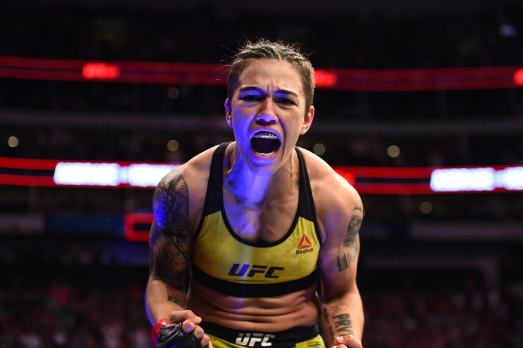 jessica Andrade célèbre après avoir mis KO Karolina Kowalkiewicz lors d'un combat féminin dans la catégorie des poids paille durant l'événement UFC 228...