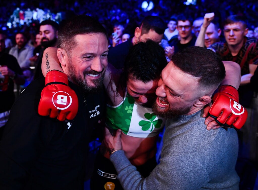 sport Dublin, Irlande - 25 février 2022; Sinead Kavanagh célébrant alors qu'elle est portée hors de la cage par son entraîneur John Kavanagh, à gauche, et Conor McGregor ...