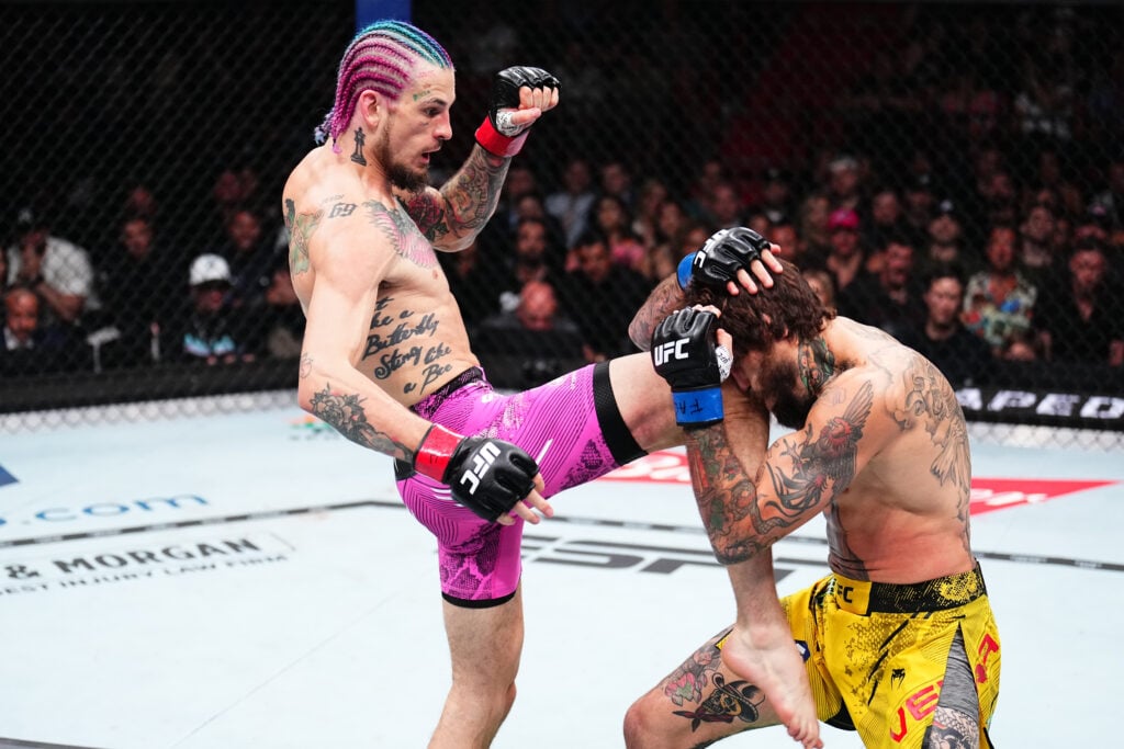 sport (L-R) Sean O'Malley genoux Marlon Vera de l'Équateur lors du combat pour le championnat des poids coqs de l'UFC lors de l'événement UFC 299 au Kaseya Center le 09 mars, ...