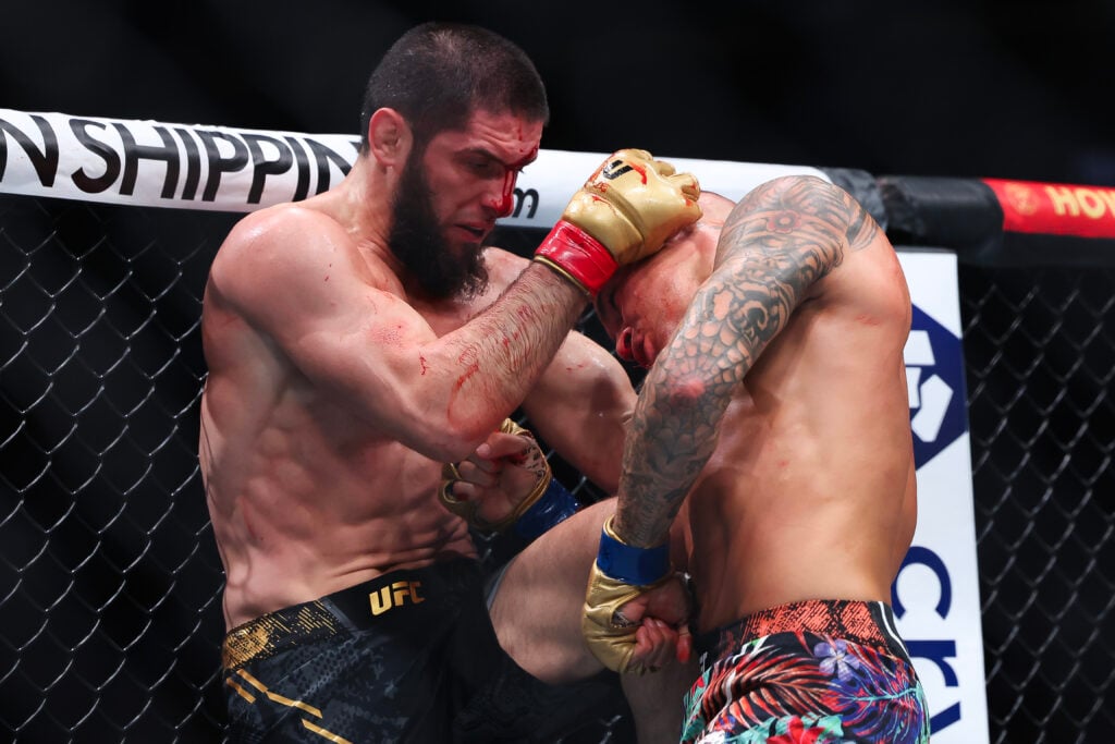 Dustin Poirier et Islam Makhachev échangent des coups lors de leur combat pour le titre léger durant l'UFC 302 au Prudential Center le 1er juin,...