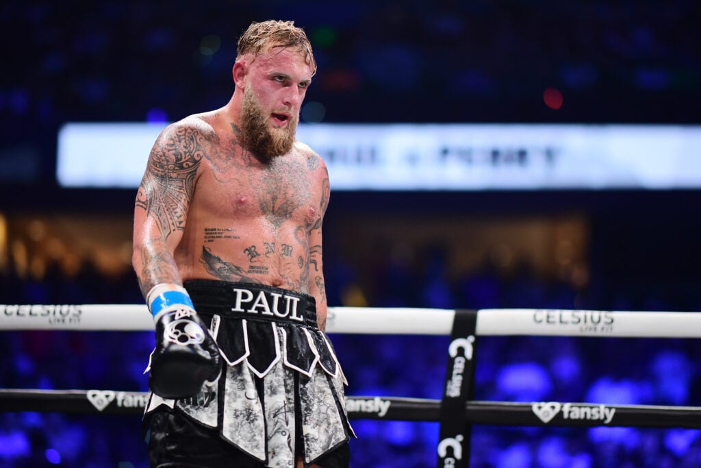 sport Jake Paul observe pendant leur combat contre Mike perry