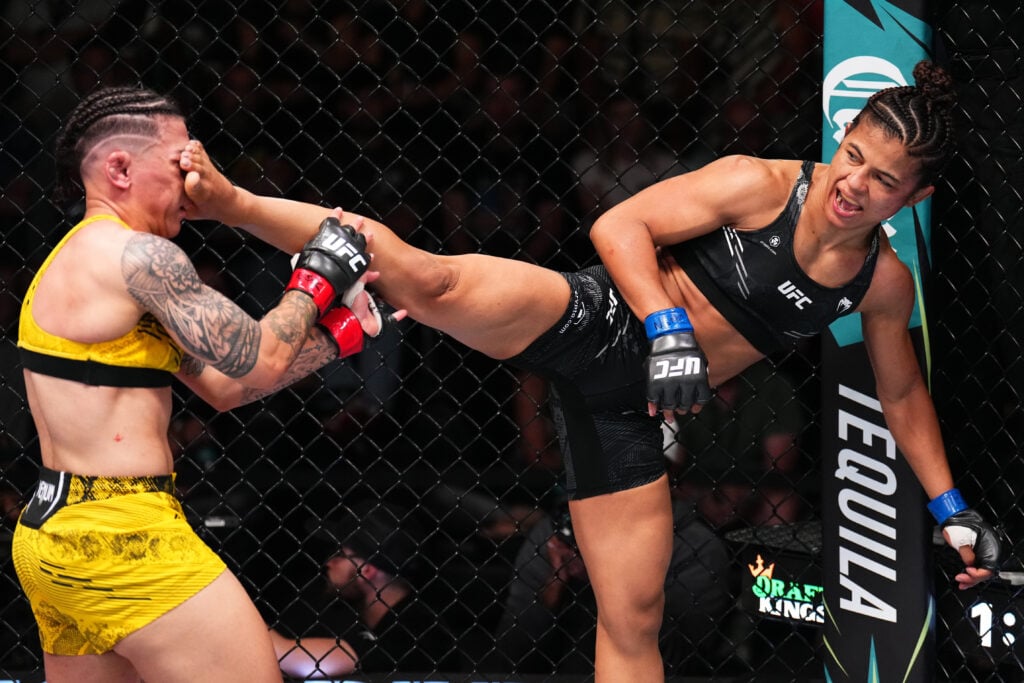 Natalia Silva frappe Jessica Andrade lors d'un combat de poids mouches.