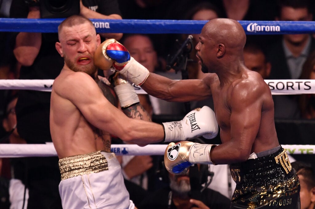 sport (R-L) Floyd Mayweather Jr. frappe Conor McGregor lors de leur match de boxe super welterweight au T-Mobile Arena le 26 août 2017 à Las Vegas, Nevada...