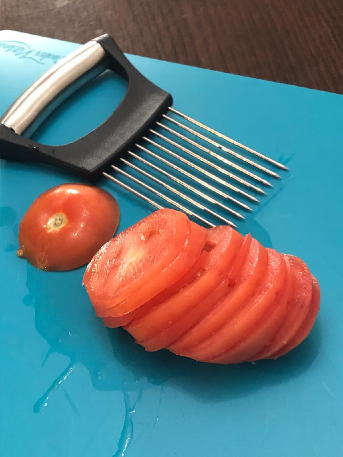Tomate tranchée sur une planche à découper