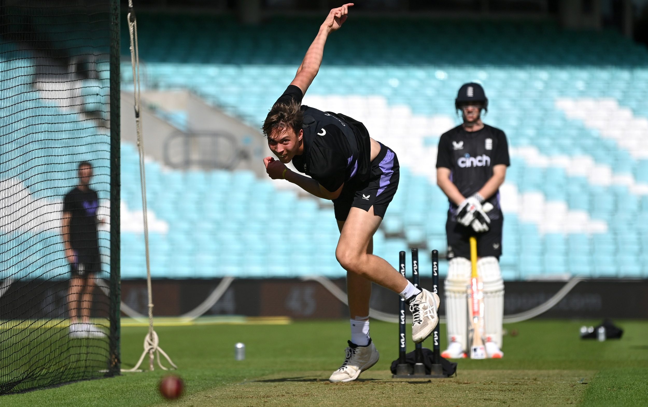 Josh Hull en train de jouer au cricket