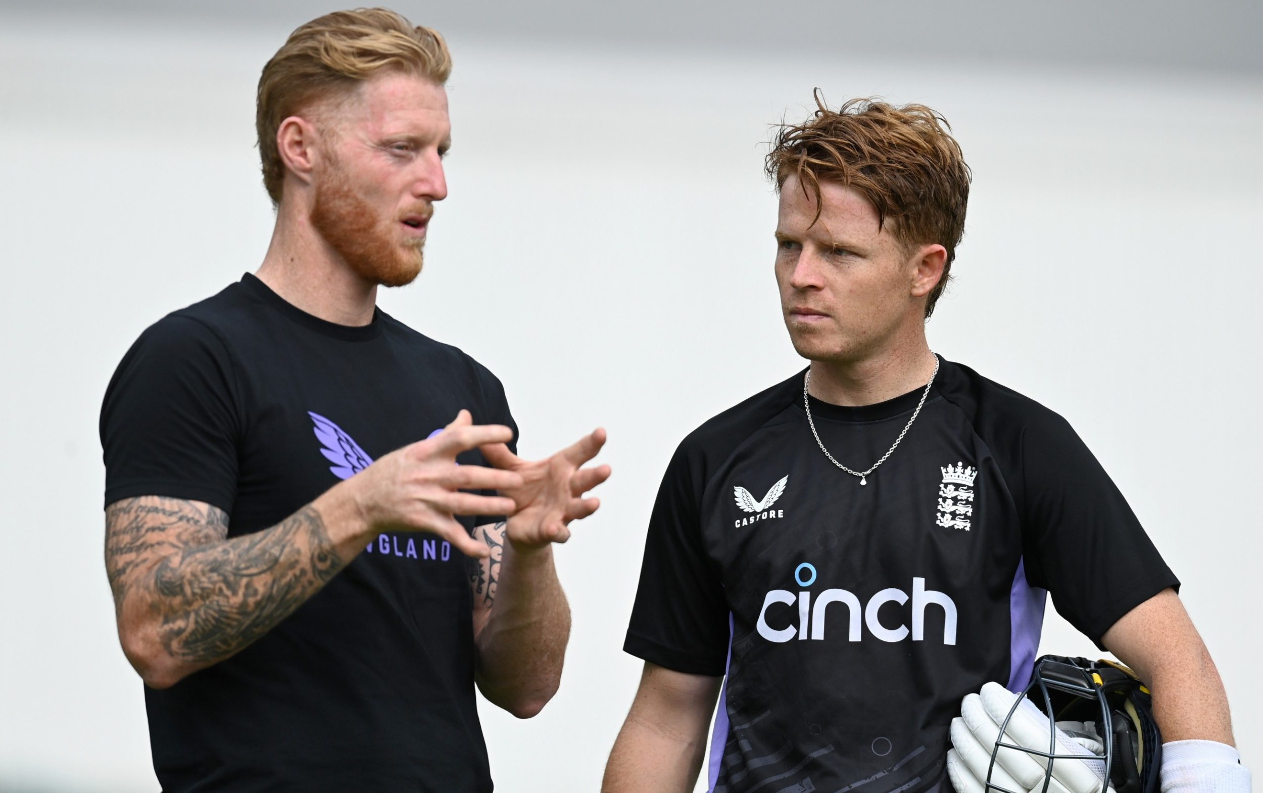 Ollie pope discutant avec Ben Stokes