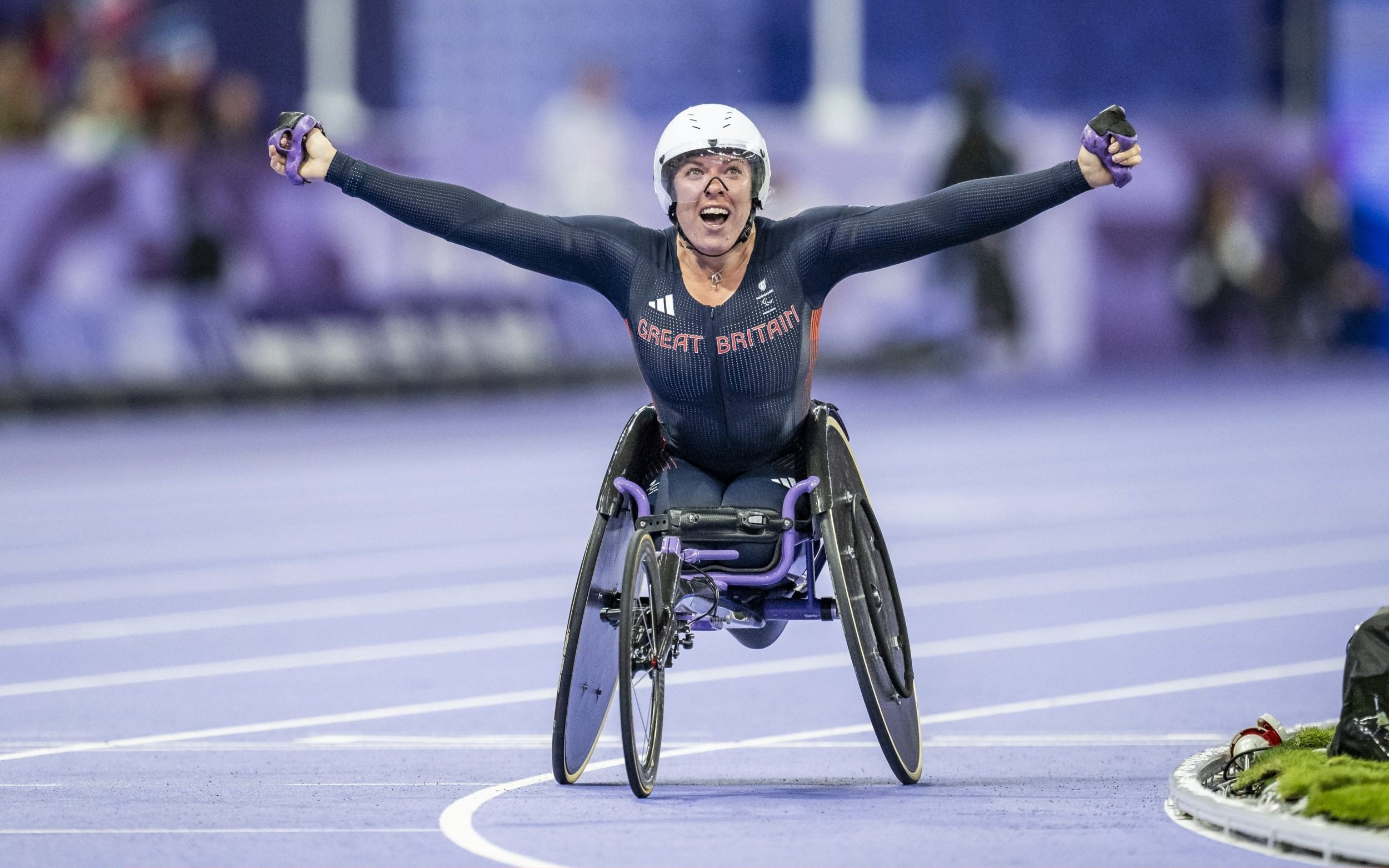 Hannah Cockroft célèbre sa victoire en or