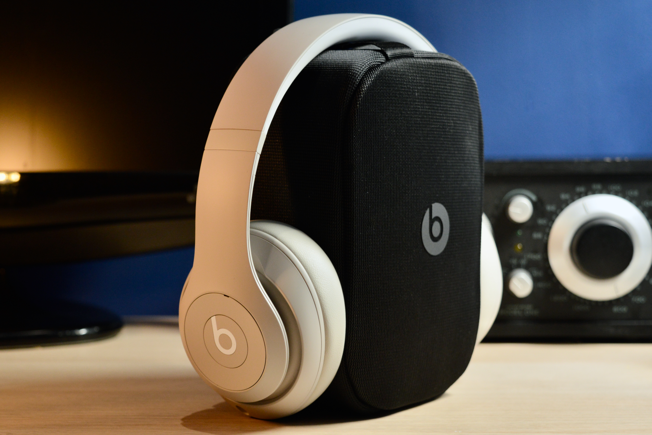 Beats Studio Pro sur son étui de transport.