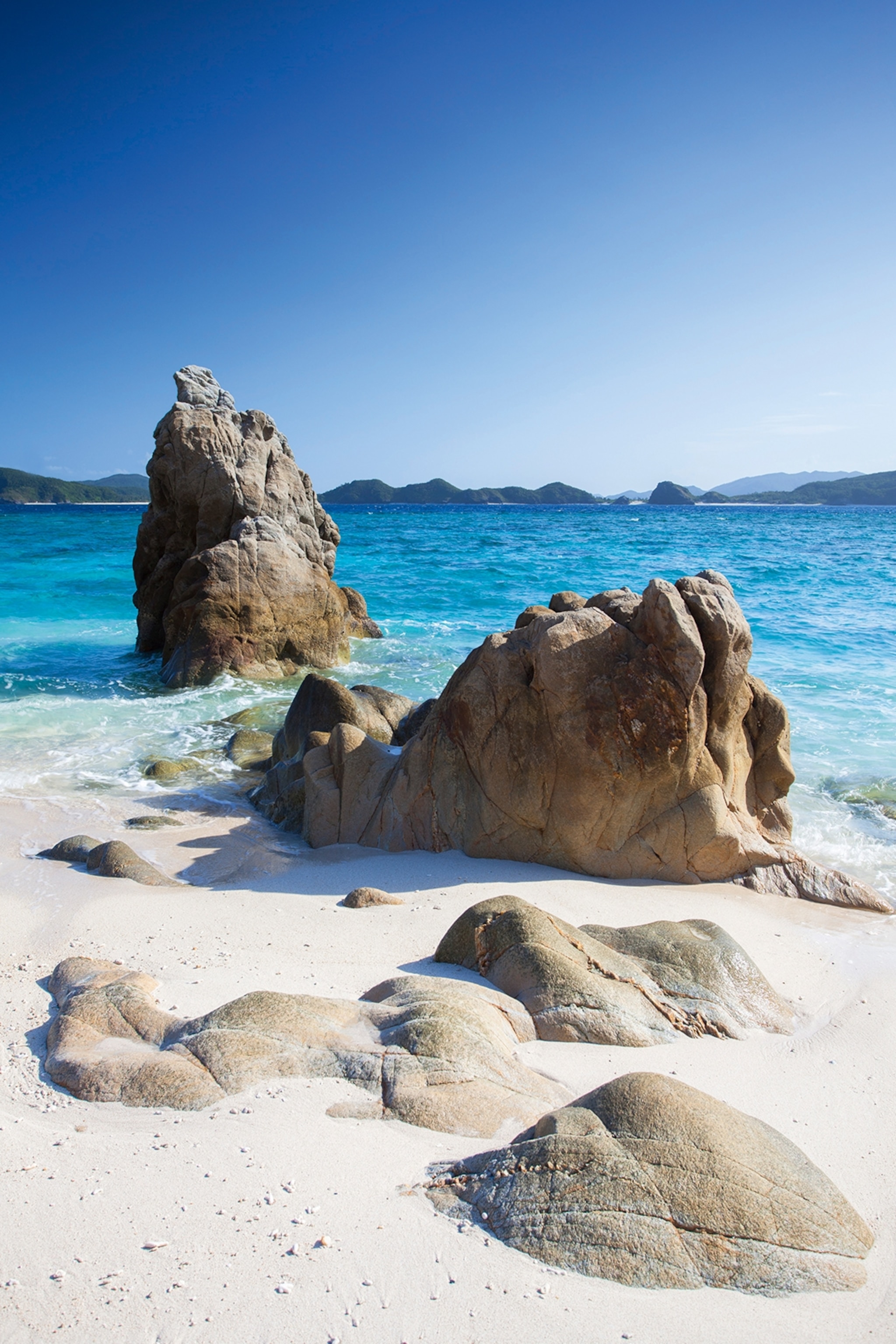 science formations rocheuses sur une plage de sable blanc avec des eaux turquoise claires