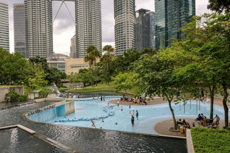 Enfants dans une piscine au parc <a href=