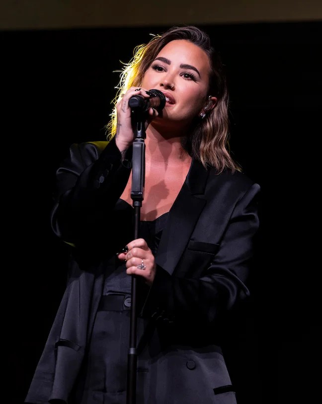 Demi Lovato chante à la première de 