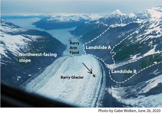 Pentes affectées par des glissements de terrain autour du fjord de Barry Arm, Alaska. Si les pentes s'effondrent soudainement, les scientifiques craignent qu'un grand tsunami frappe la ville de Whittier, située à 48 km.