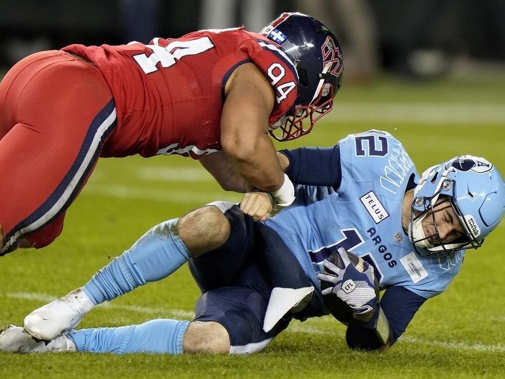 médecine Le quart-arrière des Argonautes, Chad Kelly, tombe durement contre les Alouettes.