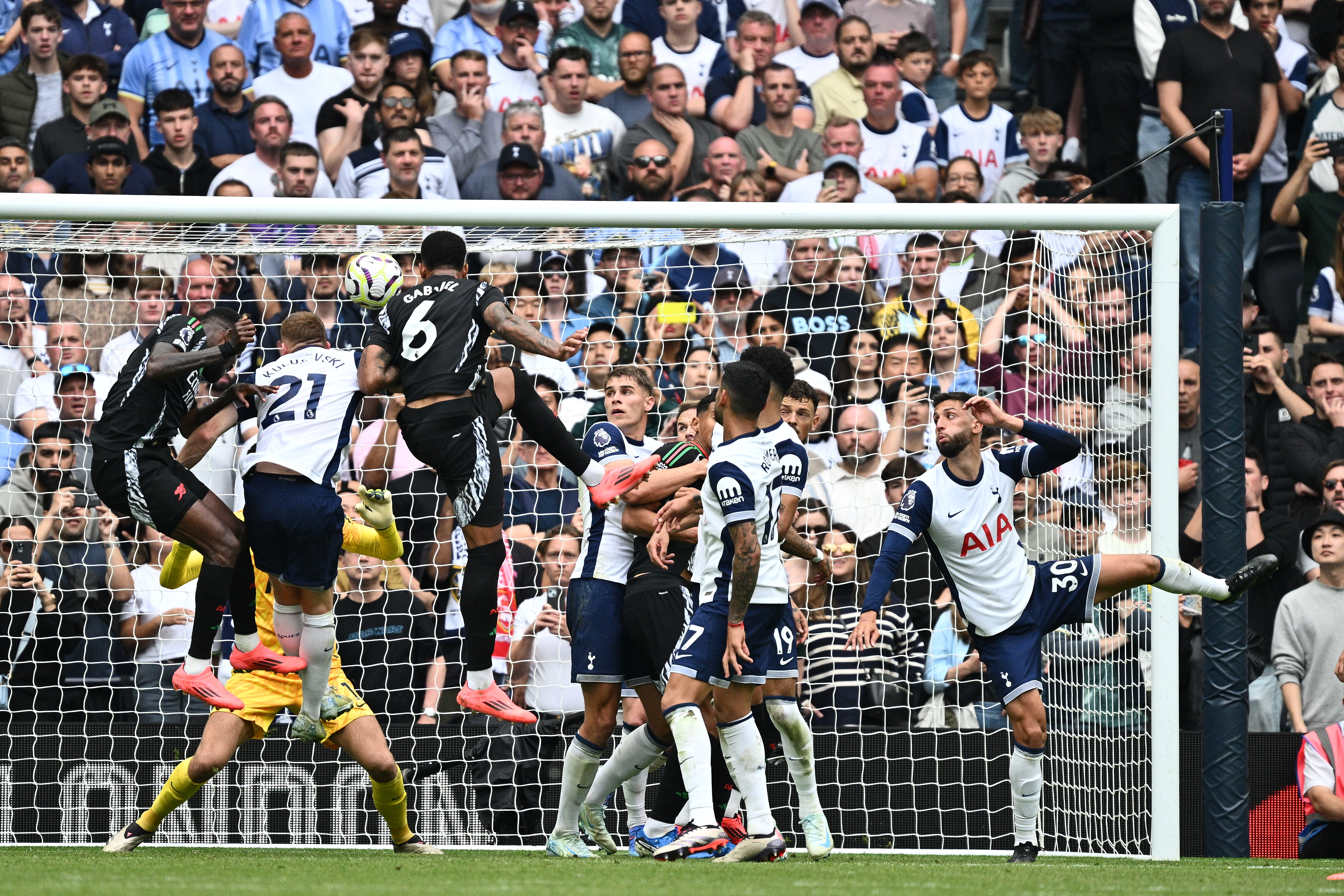 sport Gabriel a surpassé Romero pour assurer la victoire dans le derby du nord de Londres