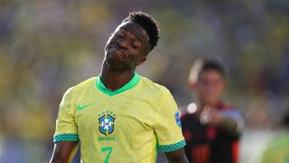 Vinicius Junior du Brésil réagit à la foule lors du match de la Copa America 2024 contre la <a href=