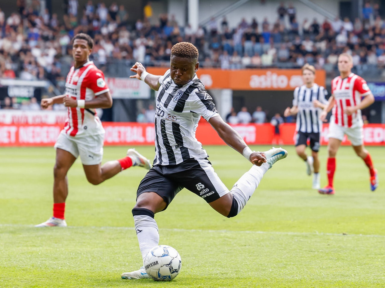 Bryan Limbombe de Heracles contrôle le ballon le 20 août 2024