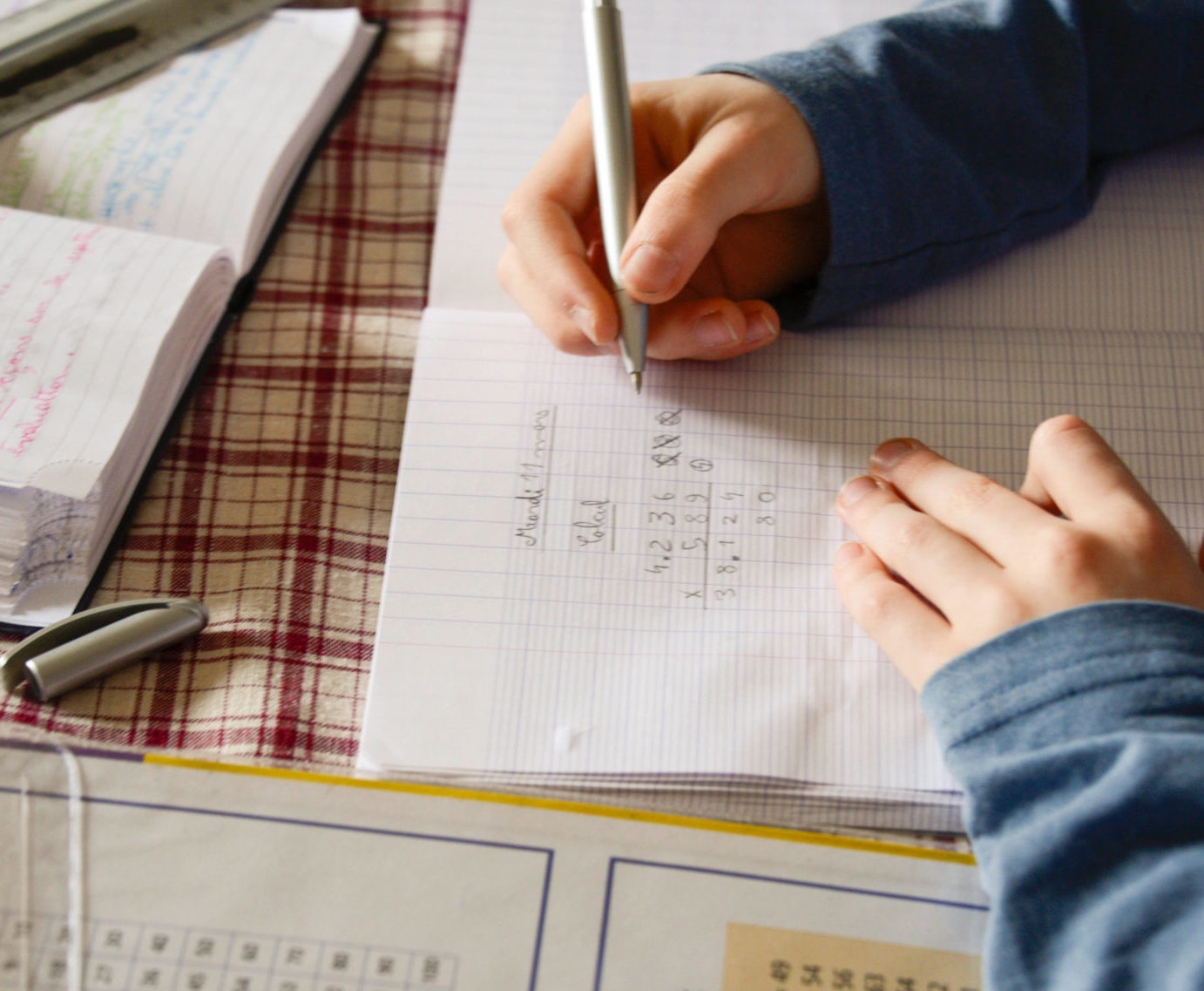 Un enfant faisant ses devoirs.