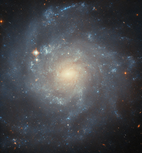 science Dans cette image de la galaxie spirale barrée NGC 5668, Hubble a été utilisé pour examiner les environs de l'événement <a href=