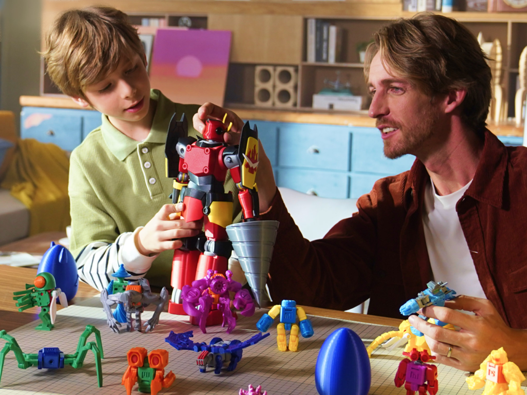 science Un père et son fils jouant avec un jouet.