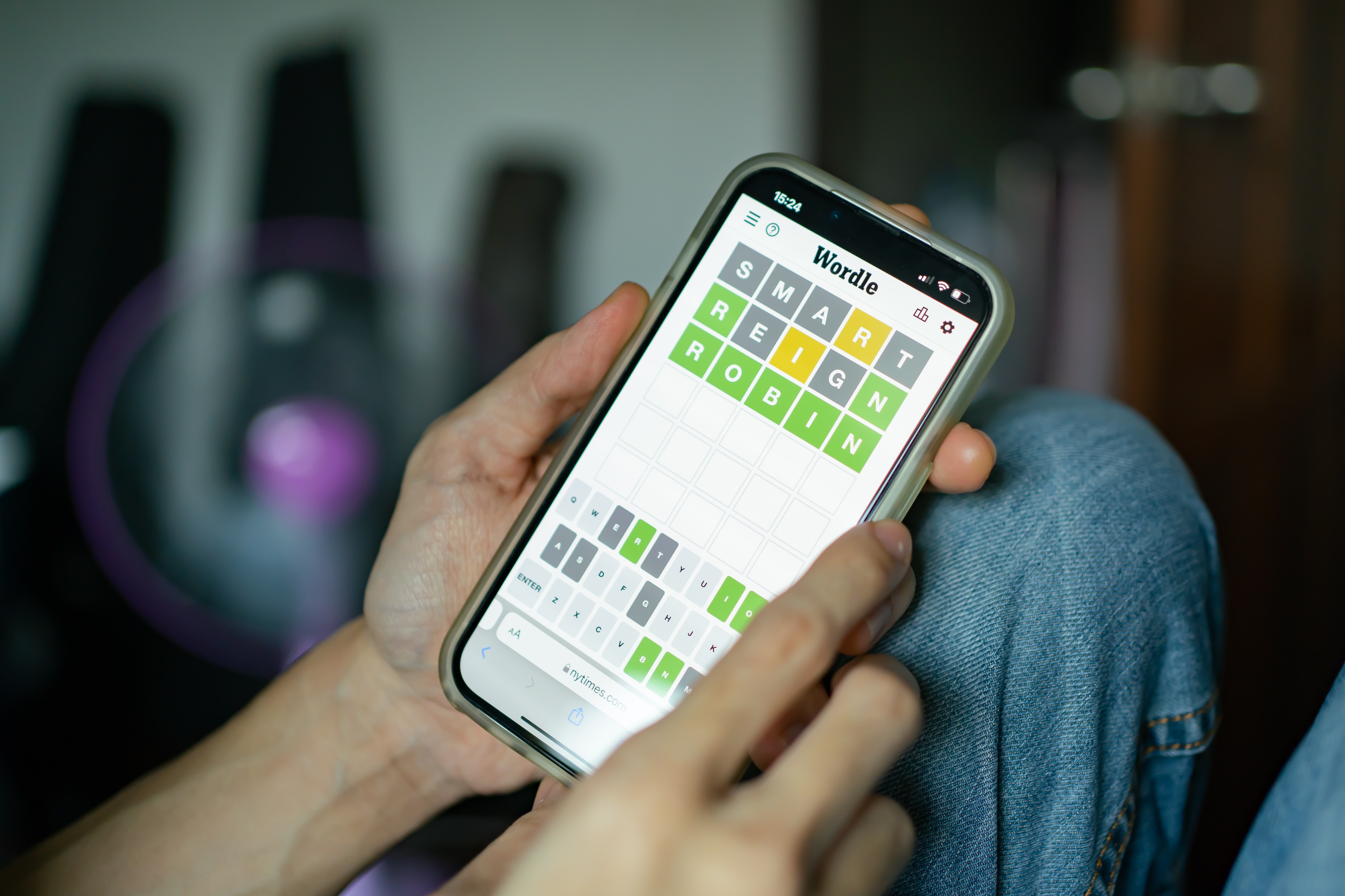 Image d'une personne jouant à Wordle sur un smartphone.