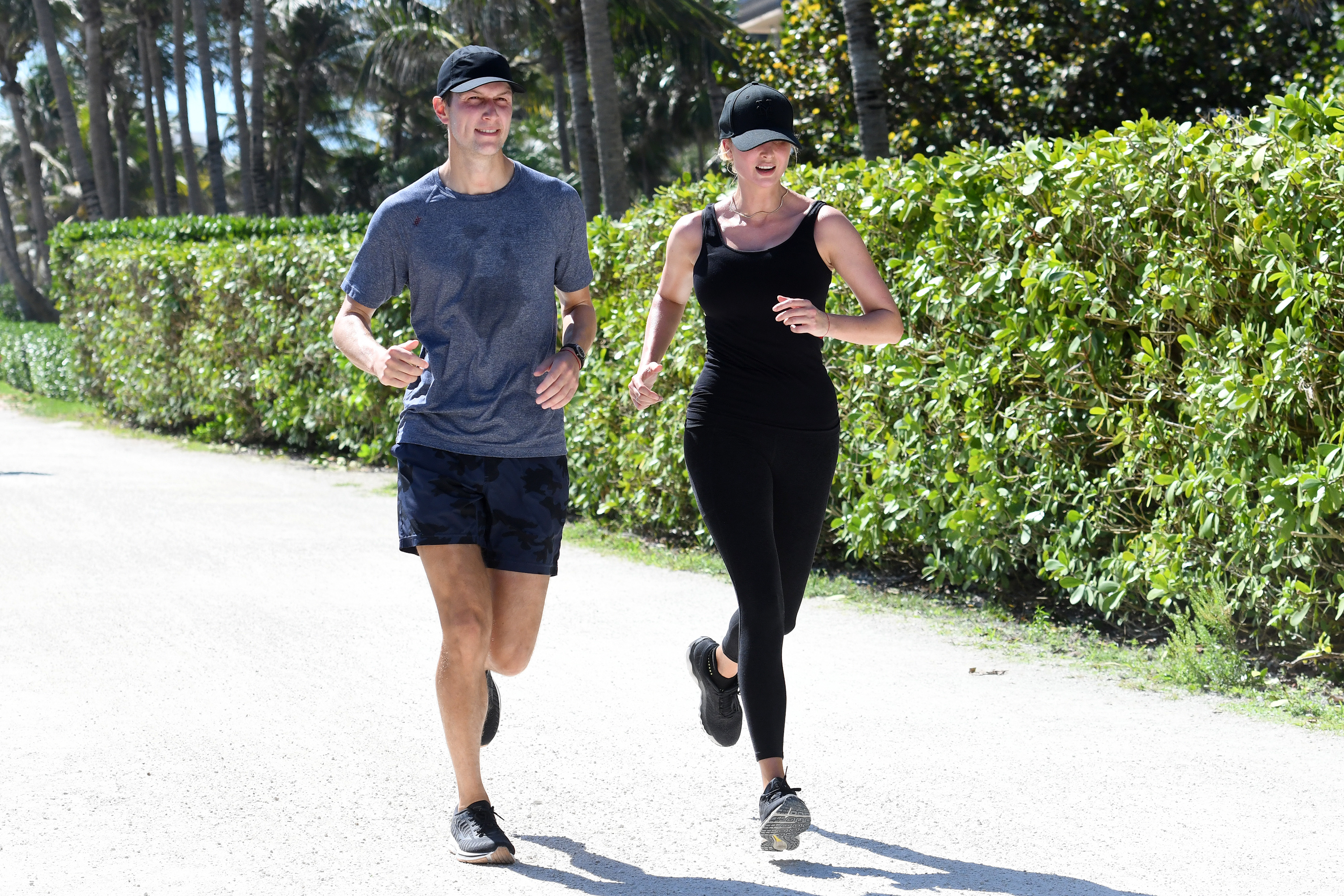 Ivanka Trump et Jared Kushner en train de courir.