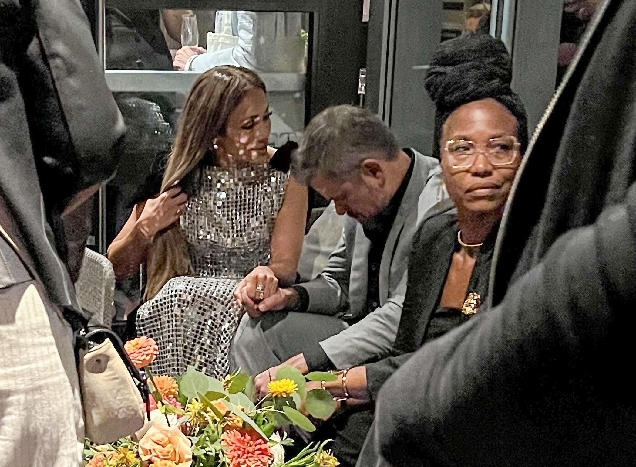 Jennifer Lopez et Matt Damon discutent lors d'une soirée après la première du film 'Unstoppable' au TIFF.