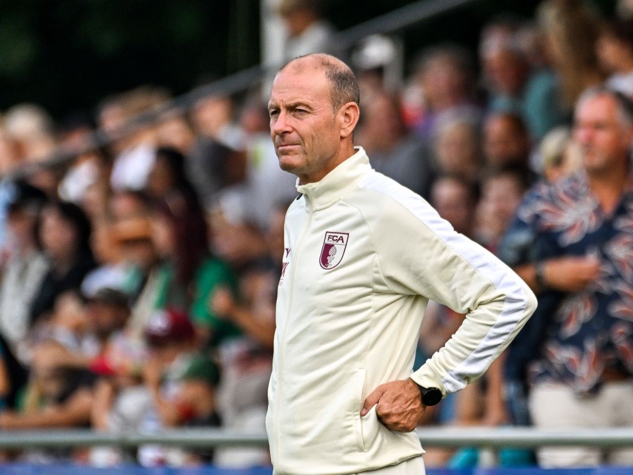 Le manager d'Augsburg, Jess Thorup, lors d'un match amical contre SSV Ulm le 5 septembre 2024