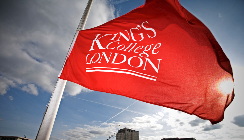 Drapeau rouge avec le logo de King's College London