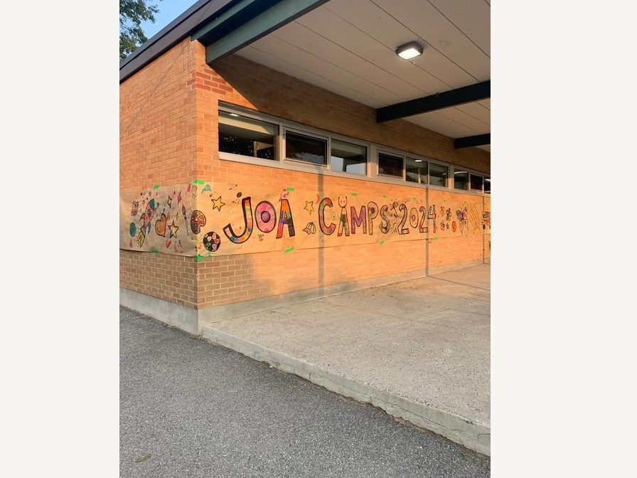 actualités Des enfants au Joan of Arc Academy à Ottawa établissent un record mondial pour le mural temporaire le plus vaste.