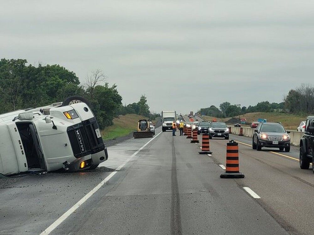 La PPO distribue plusieurs contraventions samedi aux conducteurs utilisant leur téléphone portable en passant devant un camion renversé.