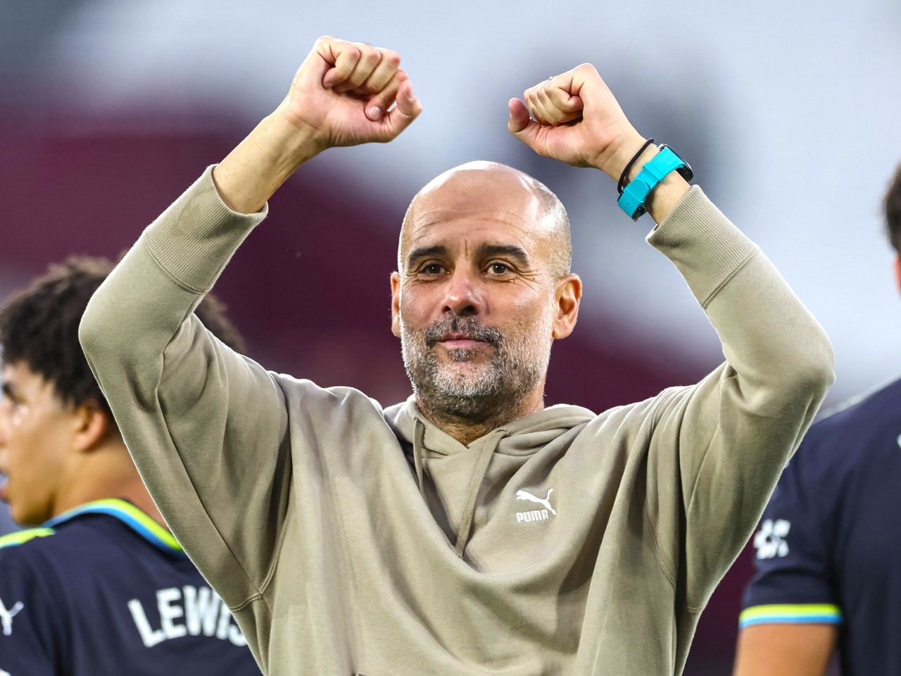 Pep Guardiola célèbre après un match