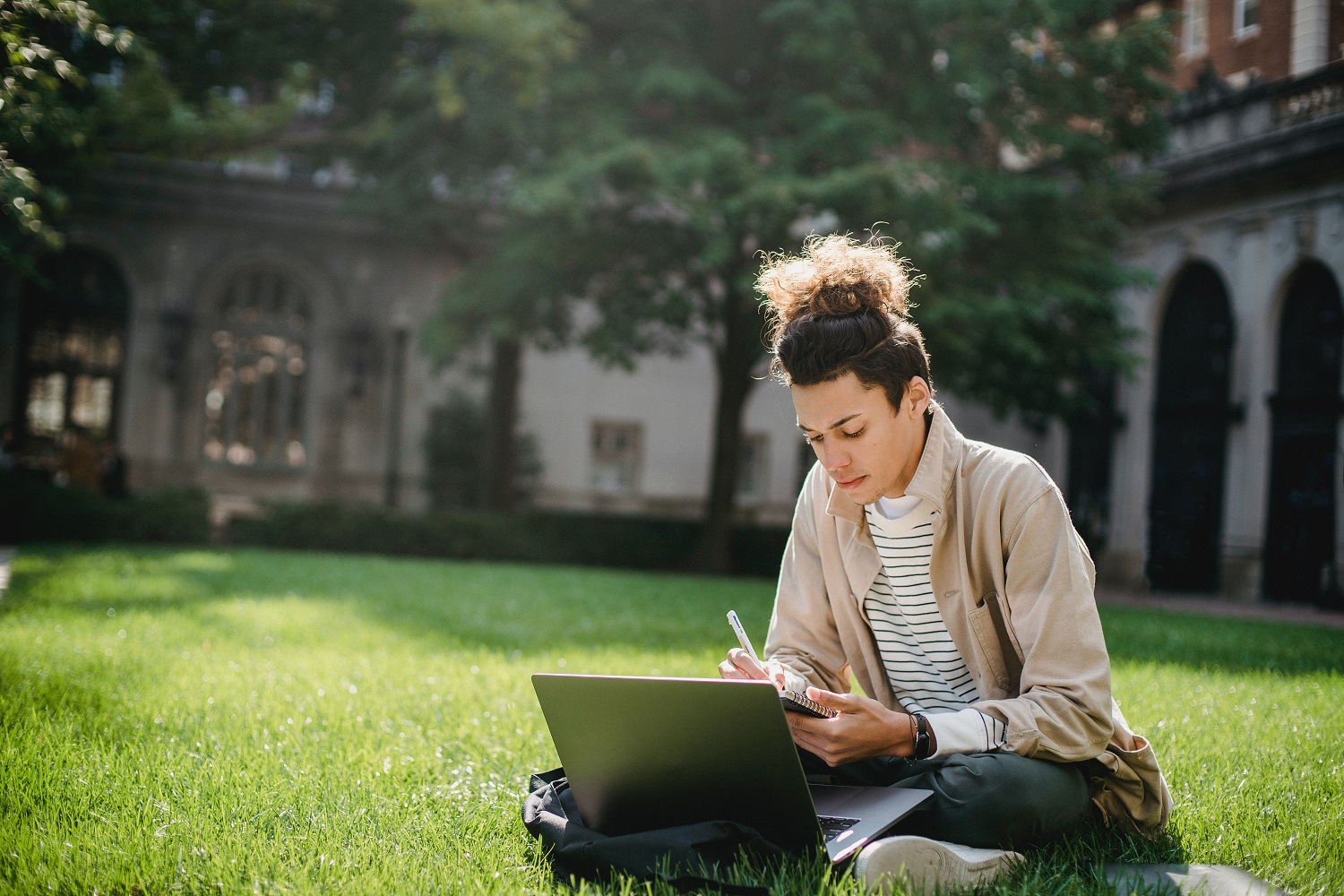 technologie comment soustraire dans excel personne assise sur l'herbe prenant des notes sur un ordinateur portable