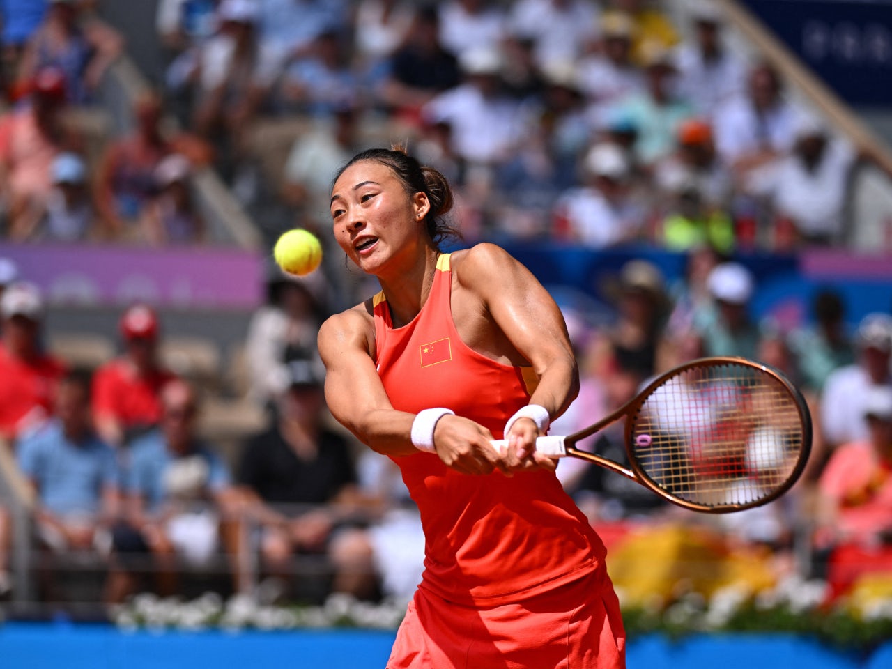 Qinwen Zheng en action aux JO de Paris le 1er août 2024