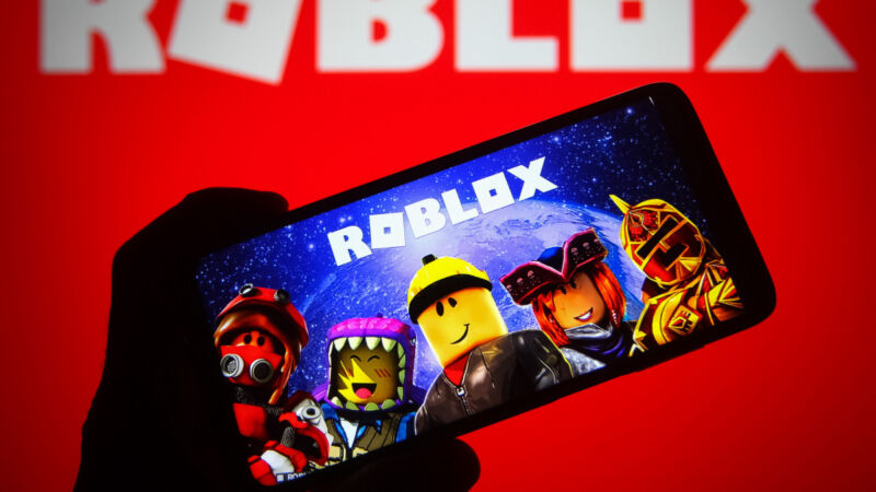 Un smartphone affichant 'Roblox'.