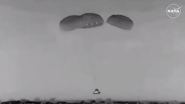 vue infrarouge montrant le moment où le Starliner descend sous ses trois parachutes principaux juste avant son toucher au sol.