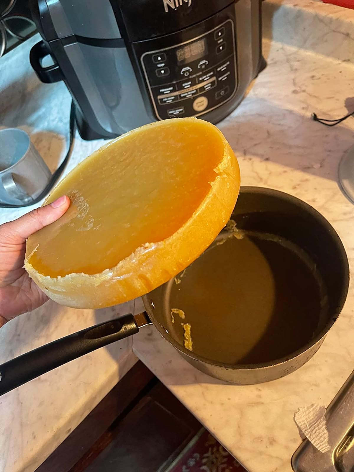 Photo d'un bloc de graisse solidifiée au-dessus d'une casserole