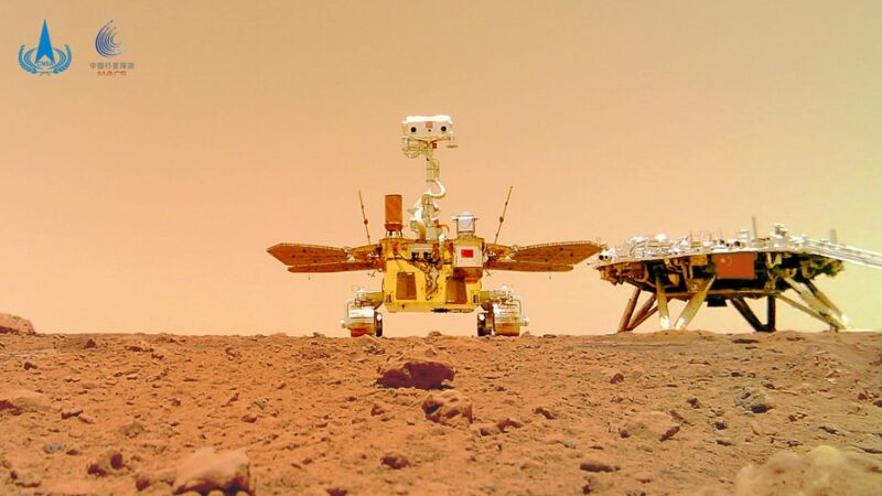 Photo selfie du rover Zhurong de la Chine et de la plateforme d'atterrissage Tianwen-1 sur Mars.