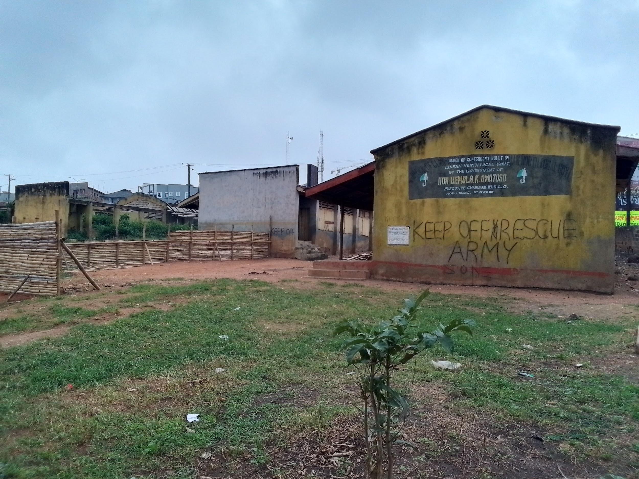 Base de l'Armée à I.M.G. Écoles Primaires