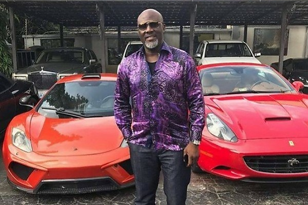 Vidéo : Pourquoi je gare mes voitures et motos de luxe dans mon salon, Dino Melaye se confie