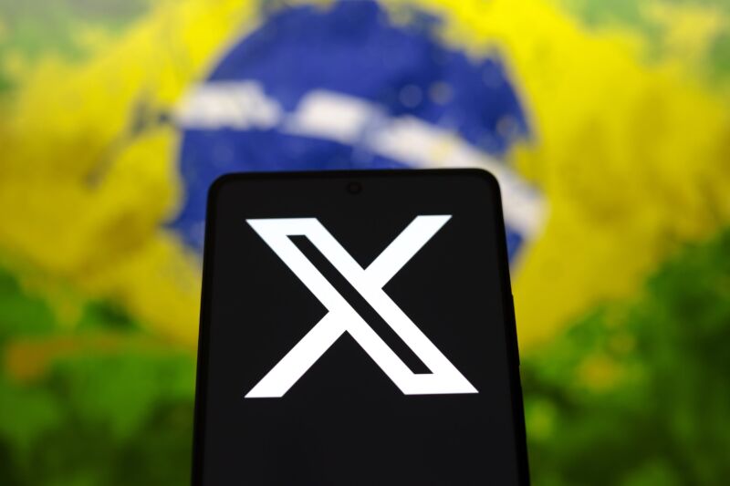 Illustration technologique montrant le logo X affiché sur un écran de smartphone avec un drapeau du Brésil en arrière-plan.