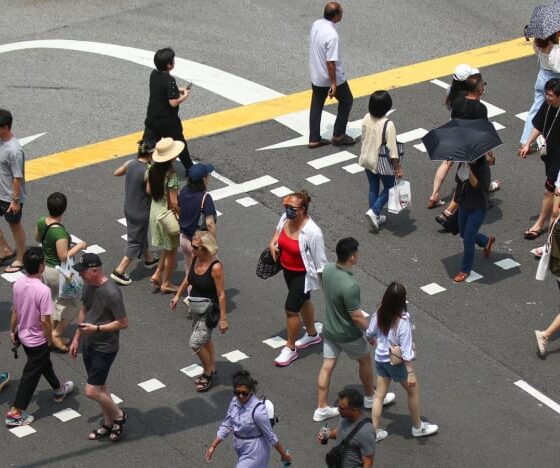 La dégradation des compétences : Pourquoi l’obsolescence menace la maîtrise de la lecture chez les seniors à Singapour, selon Chan Chun Sing