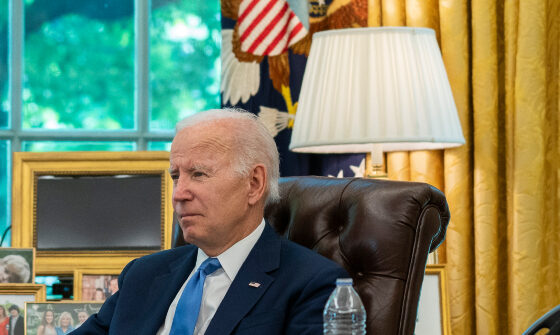 Joe Biden envisage des grâces préventives pour Liz Cheney et Anthony Fauci : une décision qui fait débat !